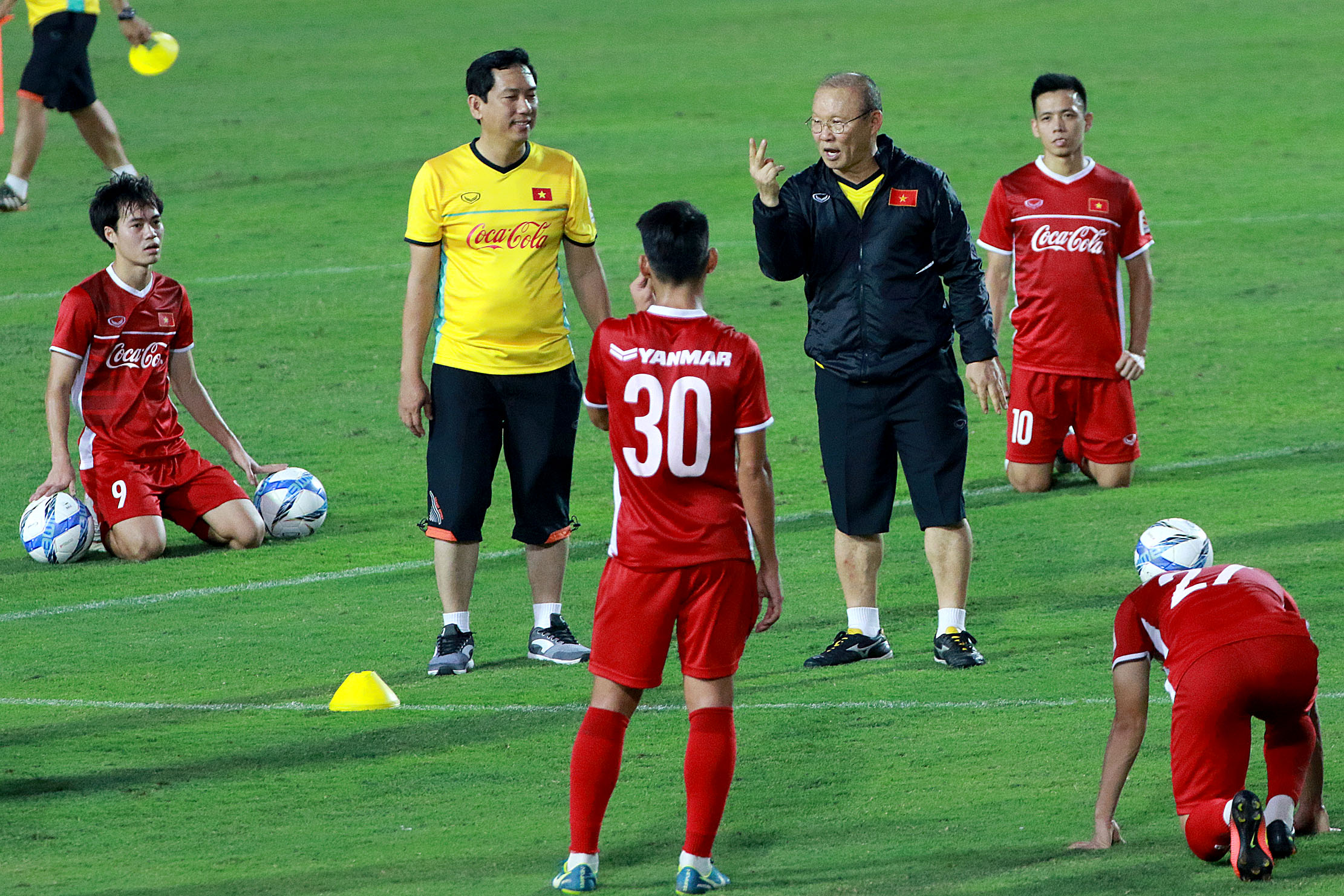 HLV Alfred Riedl và Minh Phương chỉ ra trở ngại lớn nhất của ĐT Việt Nam - Bóng Đá