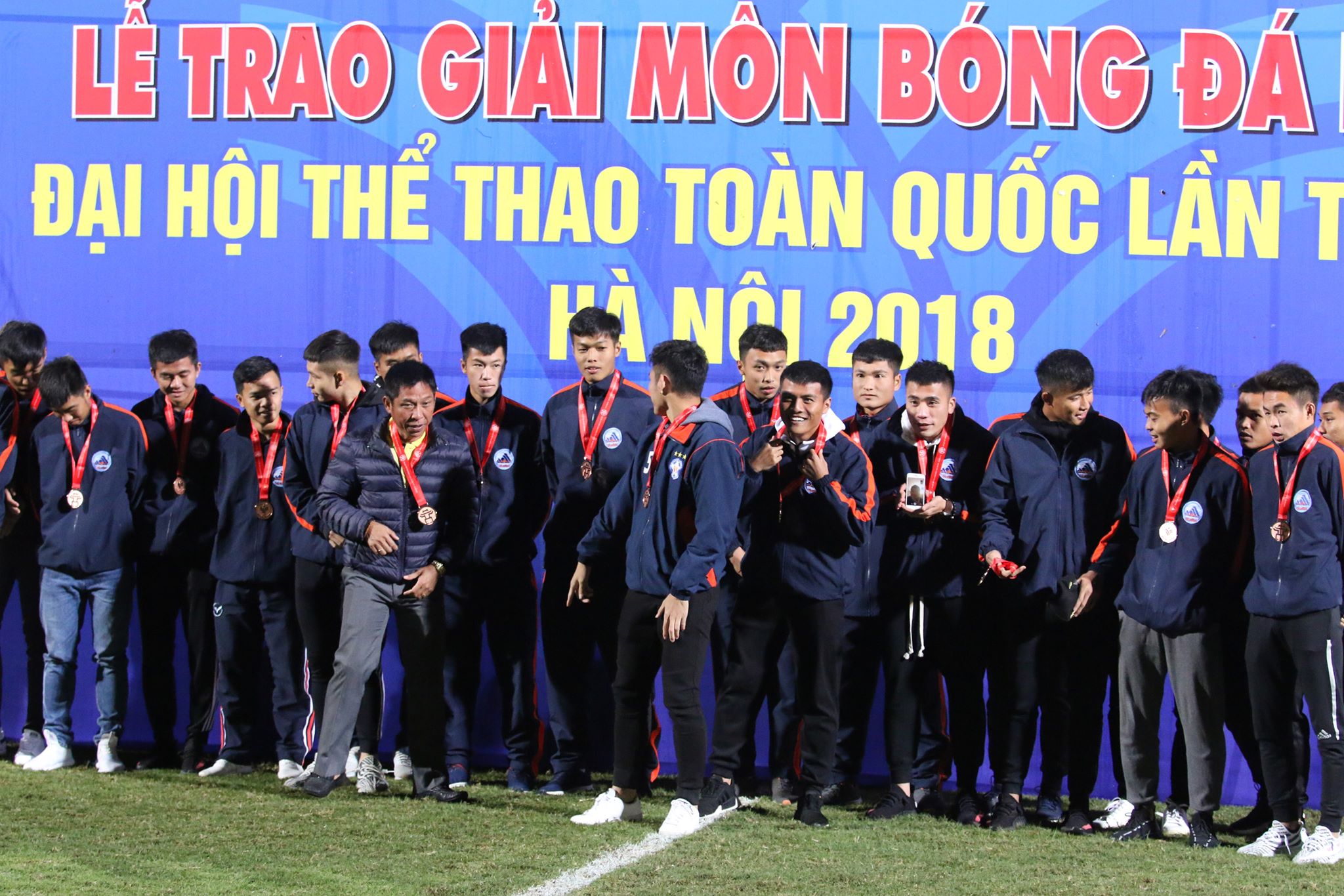Chưa đá chung kết, Quang Hải, Đình Trọng đã nhận huy chương vàng - Bóng Đá
