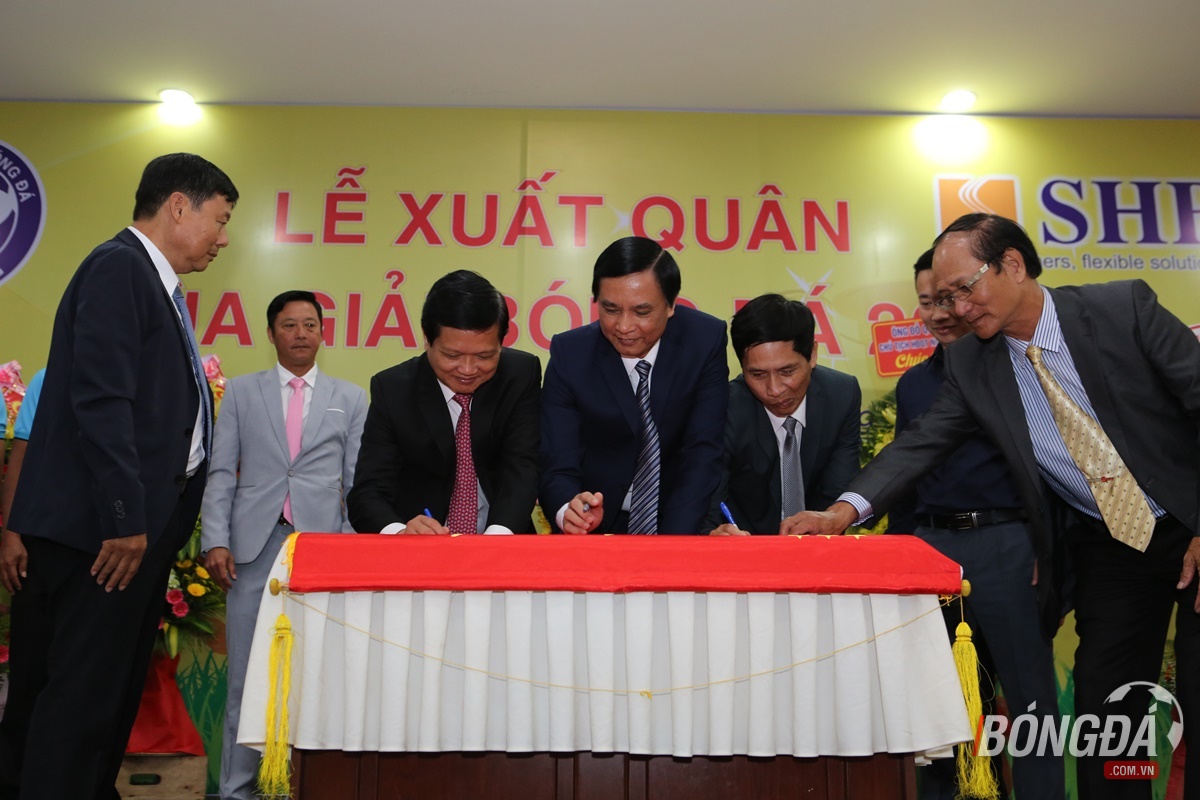 Lãnh đạo HĐND, UBND và GĐ Sở VH&TT TP Đà Nẵng ký lên cờ quyết thắng của CLB SHB Đà Nẵng. Ảnh: Phi Lê