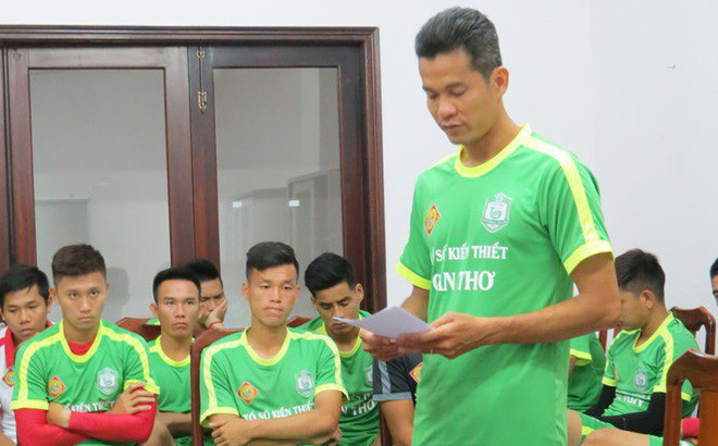 Chuyên gia Việt nói gì về án phạt cho cầu thủ tự đá vào lưới nhà? - Bóng Đá