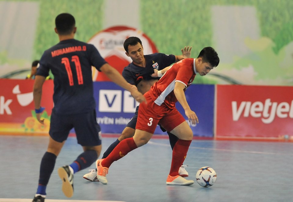 Ngay sau đó, tận dụng pha phối hợp không tốt của 3 cầu thủ Nam, Kritsada dứt điểm vào khung thành bỏ trống, nâng tỷ số lên 2-0 cho Thái Lan.