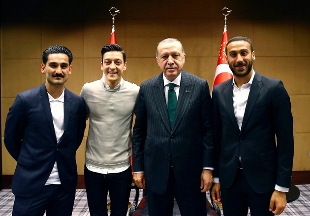 Gundogan và Ozil gây bão khi chụp ảnh cùng nguyên thủ Thổ Nhĩ Kỳ Recep Tayyip Erdogan.