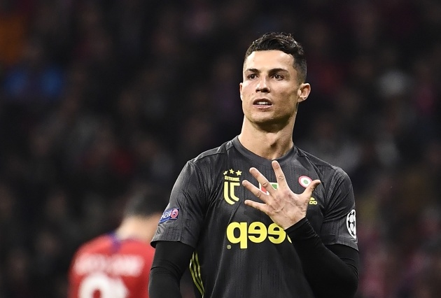 Cũng ở trận đối đầu với Atletico Madrid, tại lượt đi Ronaldo đã giơ 5 ngón tay hướng về nhóm CĐV đội chủ nhà khiêu khích: "Tôi đã có 5 chức vô địch Champions League, các bạn chưa có cái nào đấy."