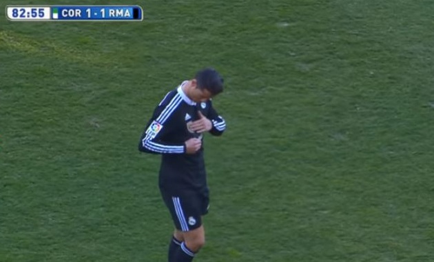 Sau khi bị đuổi khỏi sân ở trận gặp Cordoba năm 2015, Ronaldo xoa vào logo nhà vô địch FIFA Club World Cup khoe danh hiệu anh vừa giành được cùng đội bóng.
