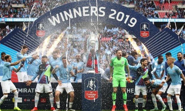 Man City cùng cổ động viên ăn mừng tưng bừng trên phố - Bóng Đá