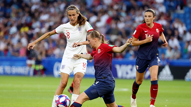 Tiếp tục 'vô đối', cựu sao Man Utd đưa nữ Anh vào bán kết World Cup - Bóng Đá