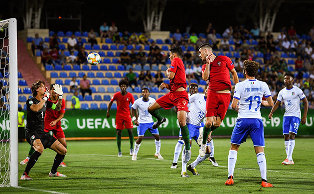 ảnh: đàn em Ronaldo vùi dập Azzurrini - Bóng Đá
