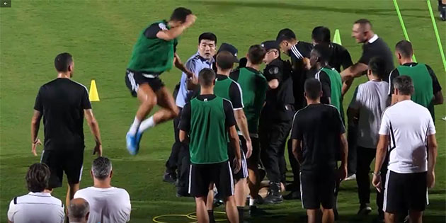 Ronaldo làm hành động lạ, suýt 'đánh người' trên sân - Bóng Đá
