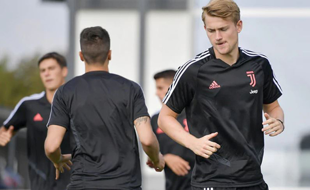 Ronaldo, De Ligt và đồng đội miệt mài 'luyện công' cùng Sarri - Bóng Đá