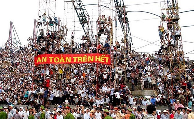 Cảnh vỡ sân kinh điển ở mùa giải 2003 tại Thiên Trường.