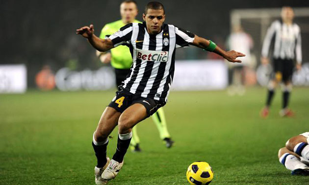 Trước đó, ở mùa 2009/2010, Juventus từng có một trục dọc người Brazil. Felipe Melo ở vị trí tiền vệ phòng ngự.