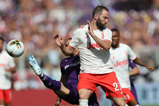Thay vào đó, Higuain đã mặc áo số 21. Dư luận từng đồn đoán ban lãnh đạo Bianconeri muốn tước áo số 9 của El Pipita để làm 'mồi nhử' một bom tấn trong mùa hè 2019.