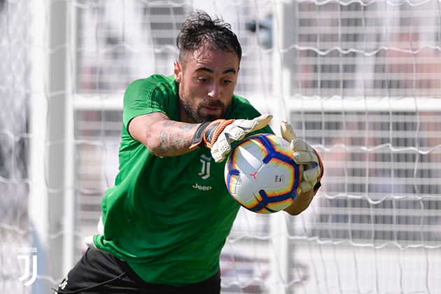 7/ Carlo Pinsoglio (2018/2019): Thủ thành sinh năm 1990 của Juventus có giai đoạn ngắn mang số 21 trước khi chuyển về lại số 31 như hiện nay.