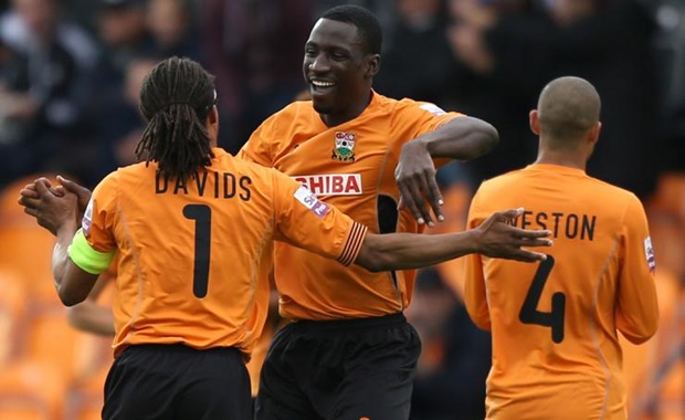 2. Edgar Davids - Barnet: Huyền thoại người Hà Lan đã có hành động bất thường khi tuyên bố lấy áo số 1 từ thủ môn Graham Stack, mặc dù anh thi đấu ở vị trí ... tiền vệ.
