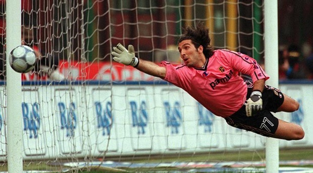 6. Gianluigi Buffon - Parma: "Người nhện" đã gây ra tranh cãi khi chọn chiếc áo số 88 vào năm 2000. Cộng đồng người Do Thái ở Italia lúc đó cho rằng đó là một sự xúc phạm.