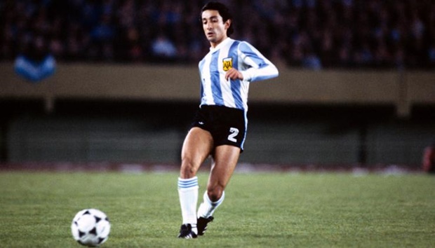 9. Ossie Ardiles - Argentina: Tiền vệ tài năng này phải mặc áo số 2 ở World Cup 1978. HLV của Argentina khi đó là Cesar Menotti chia số áo cho các cầu thủ theo thứ tự ... bảng chữ cái.