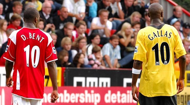3. William Gallas - Arsenal: Số 10 gắn liền với những huyền thoại về bóng đá tấn công, nhạc trưởng của đội bóng như Messi, Maradona, Pele..v.v. Thì Arsenal lại trao số 10 cho một trung vệ như Gallas.