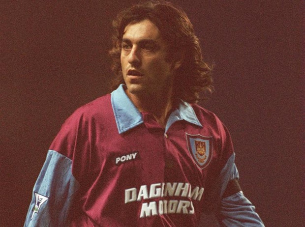 8. Paulo Futre - West Ham: Cầu thủ người Bồ Đào Nha phải mang chiếc áo số 16 chứ không phải số 10 ưa thích của anh. Sau đó West Ham phải đền 100.000 bảng anh để Futre mang số áo này.