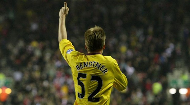 7. Nicklas Bendtner - Arsenal: Số áo này từng gắn liên với biệt danh B52 của Bendtner. Cựu cầu thủ Arsenal cho rằng số áo này mang lại may mắn cho anh, nhưng anh thi đấu không mấy thành công trong sự nghiệp.