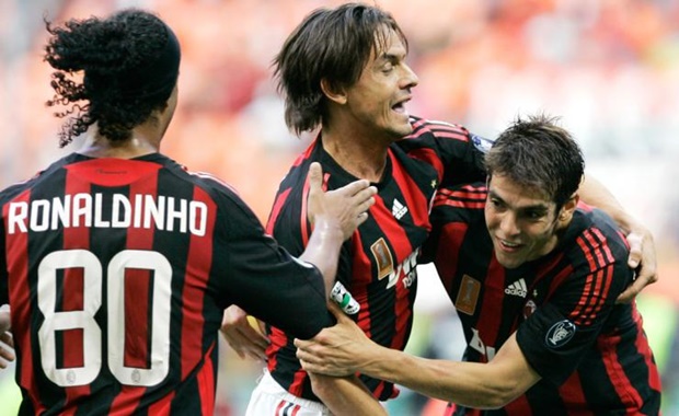 4. Ronaldinho - AC Milan: Áo thuật gia người Brazil gắn liền với số 10 ở Barcelona và Brazil thời điểm đó. Nhưng khi chuyển sang AC Milan, anh quyết định mặc áo số 80 vì chiếc áo số 10 đang thuộc về Clarence Seedorf.