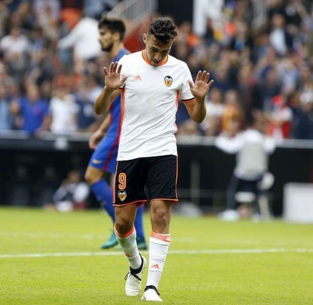 Munir từ chối ăn mừng sau khi ghi bàn vào lưới Barca. Ảnh: Internet.
