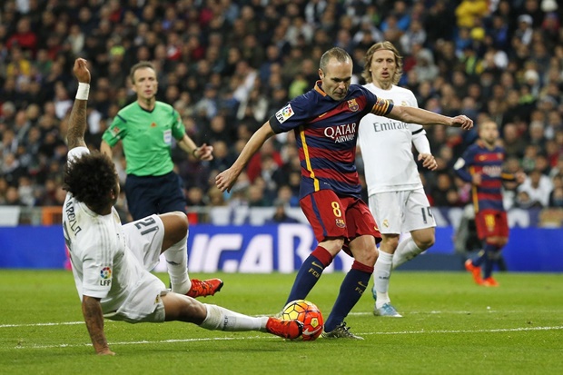 Sự trở lại của Iniesta sẽ tăng sức mạnh cho hàng tiền vệ Barca.