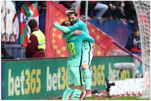 Ăn mừng với Jordi Alba - người kiến tạo cho anh. Ảnh: Mirror.