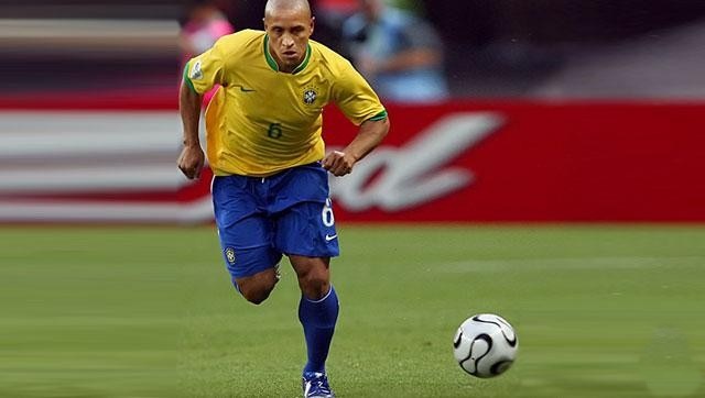 2. Roberto Carlos. Có lẽ không cần nói quá nhiều về hậu vệ cánh huyền thoại của Real Madrid và Brazil. Chắc hẳn ai cũng sẽ nhớ những cú sút như búa bổ của cầu thủ này.