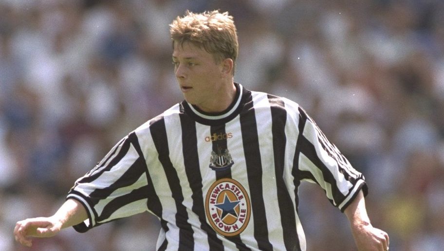 Thi đấu chói sáng trong màu áo Heerenveen và được Newcastle đưa về với rất nhiều kỳ vọng. Thế nhưng sau 23 trận, cầu thủ người Đan Mạch chỉ ghi được 3 bàn thắng. Anh chỉ khoác áo 'Chích chòe đúng một mùa giải. Kỳ lạ là sau khi chuyển đến CLB kế tiếp là Feyenoord, Tomasson lại tìm lại được khả năng săn bàn của mình.