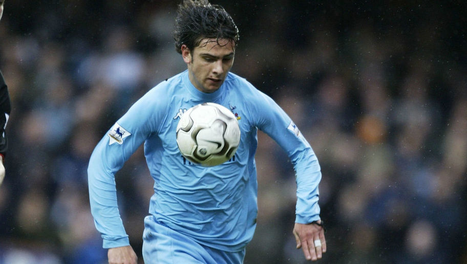 Chuyển đến Tottenham từ Porto với giá 6,25 triệu bảng vào năm 2003. Postiga phải nhanh chóng cuốn gói khỏi London chỉ sau 1 mùa giải thảm họa khi anh chỉ ghi 1 bàn trong 19 lần ra sân.