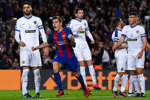 Lucas Digne mở điểm cho Barca. Ảnh: Mirror.