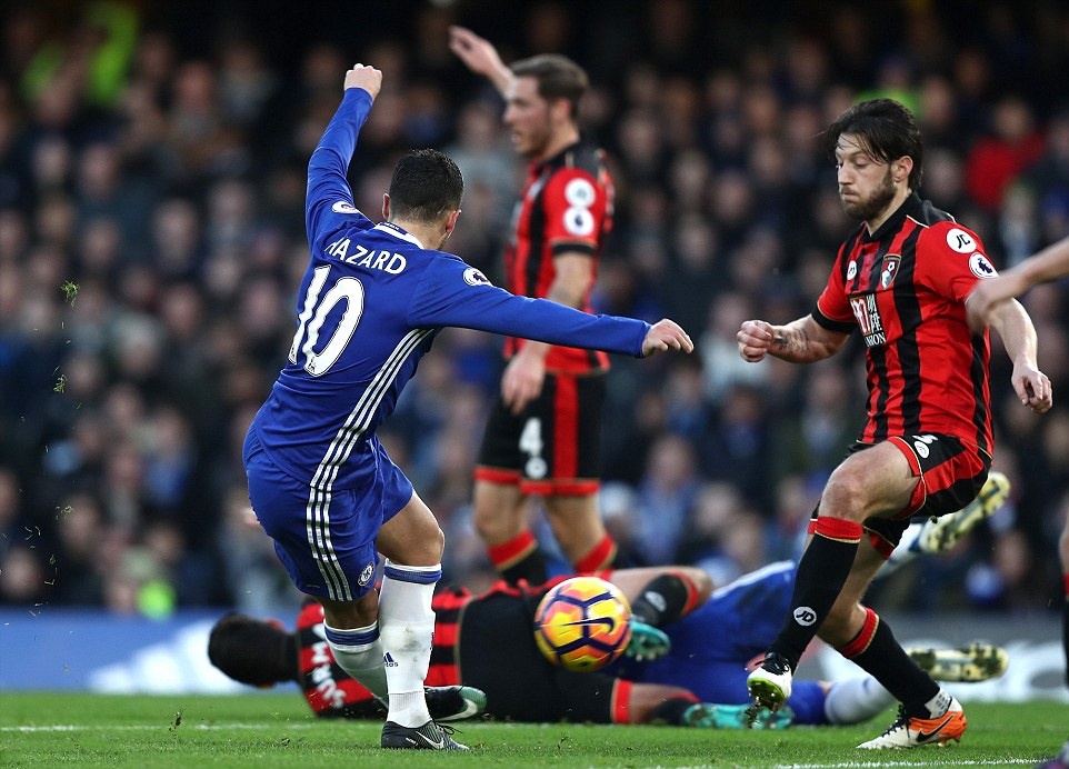 Hazard có pha rabona đầy ngẫu hứng. Ảnh: Daily Mail.