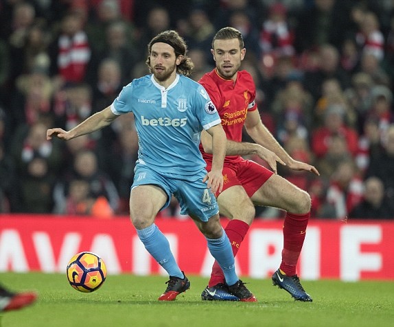 Joe Allen đang là trụ cột của Stoke. Ảnh: Daily Mail.
