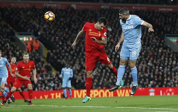 Lovren mắc sai lầm khi không theo kèm Walters, để cầu thủ này thoải mái đánh đầu mở tỷ số. Ảnh: Daily Mail.