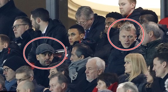 Pep Guardiola và David Moyes có mặt trên sân Anfiled để thăm dò đối thủ. Ảnh: Daily Mail.
