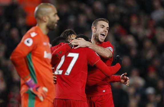 Origi khiến cầu thủ đối phương phải phản lưới nhà. Ảnh: Daily Mail.