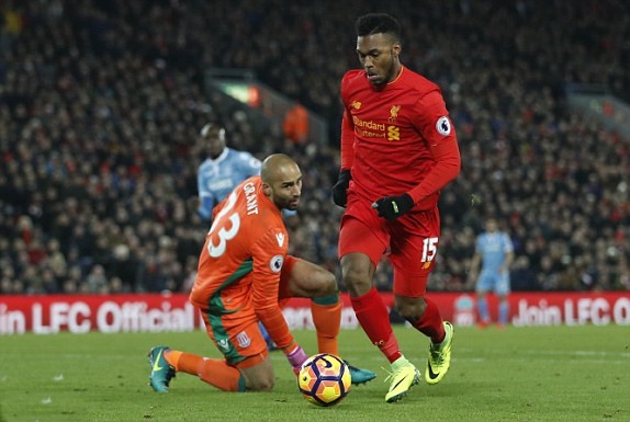 Sturridge dễ dàng ấn định tỷ số 4-1. Ảnh: Daily Mail.