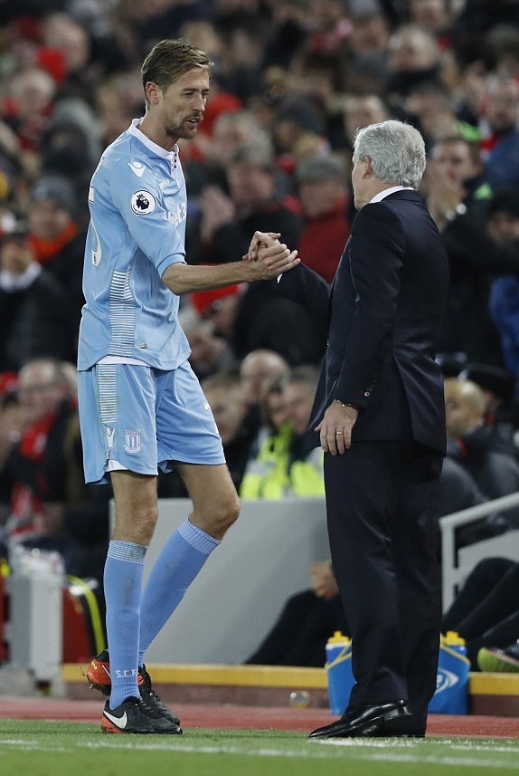 Peter Crouch không để lại nhiều dấu ấn. Ảnh: Daily Mail.