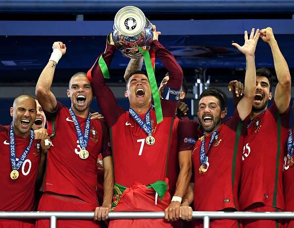 4. Bồ Đào Nha: Chức vô địch EURO 2016 đã nói lên tất cả. Ronaldo và các đồng đội đã có mùa Hè thành công khi đánh bại đội chủ nhà Pháp để bước lên ngôi vô địch châu Âu.