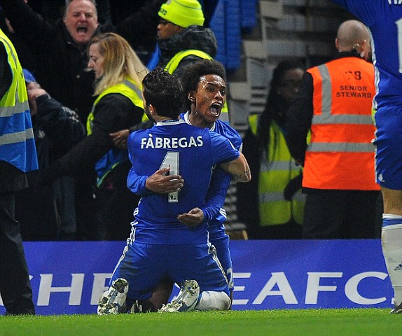 Willian và Fabregas có trận đấu cực hay. Ảnh: Daily Mail.