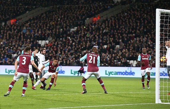 Mata khai thông bế tắc cho đội khách. Ảnh: Daily Mail.