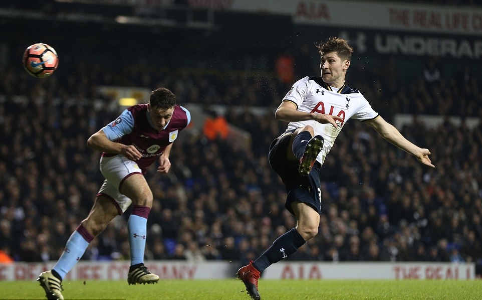 Ben Davies mở tỷ số. Ảnh: Daimy Mail.