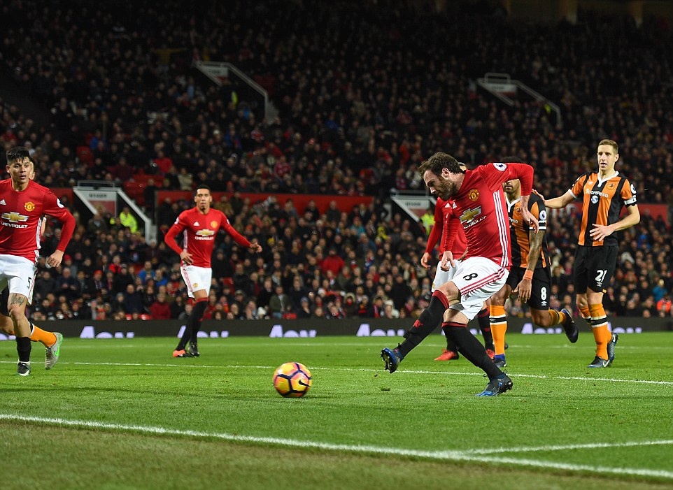 Mata bỏ lơ một cơ hội ngon ăn. Ảnh: Daily Mail.