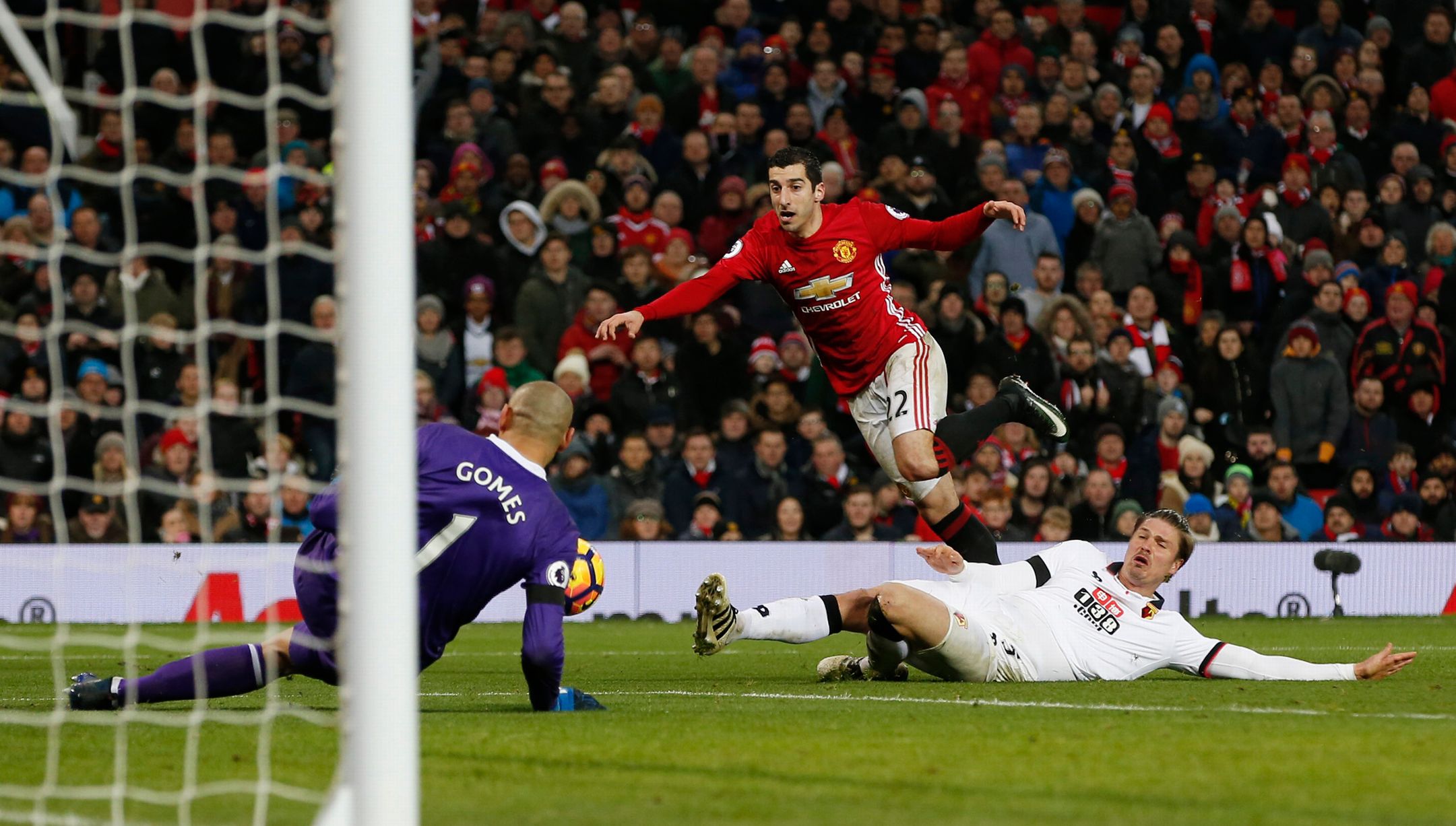 Mkhitaryan tiếp tục chơi bùng nổ. Ảnh: Mirror.