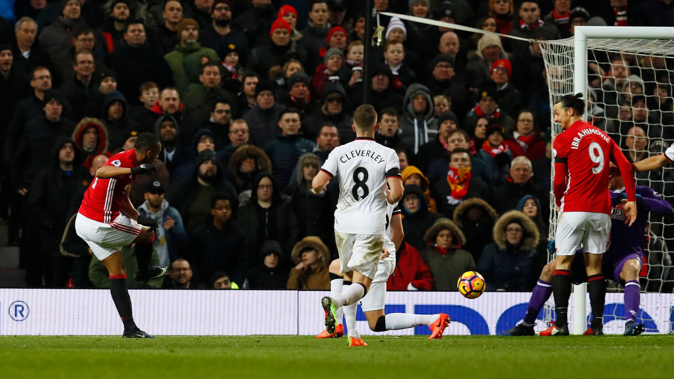 Martial nâng tỷ số lên 2-0. Ảnh: Mirror.