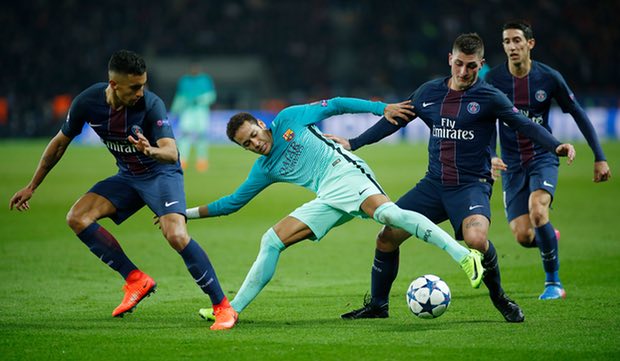 Neymar có lẽ là cầu thủ chơi xông xáo nhất bên phía Barca. Ảnh: Theguardian.