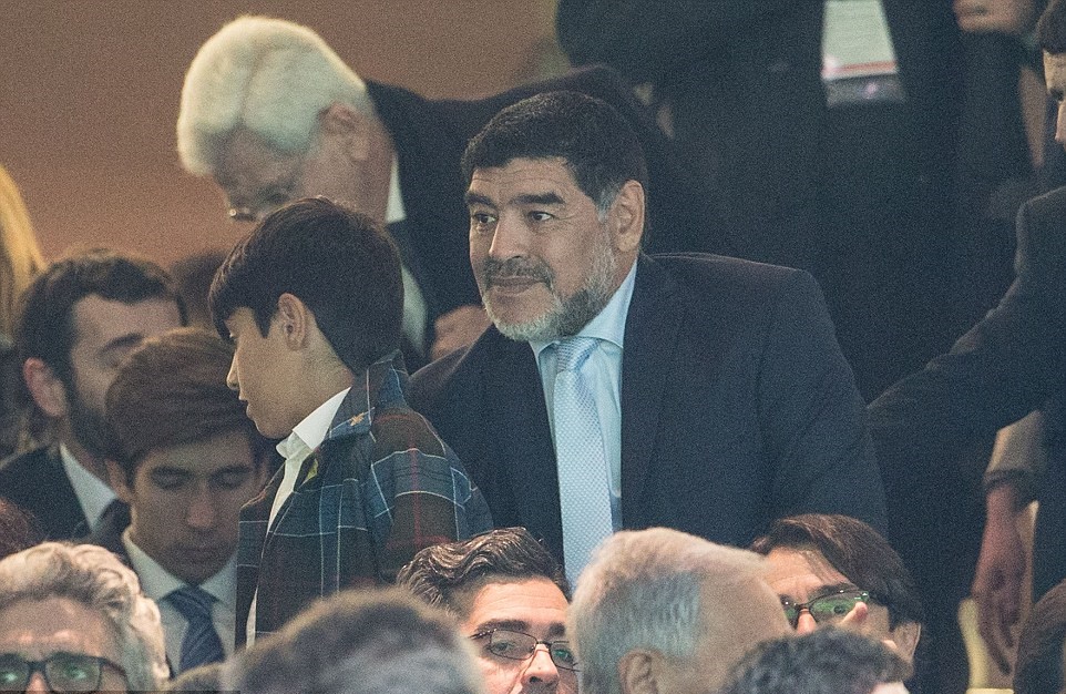 Maradona ngậm ngùi nhìn đội bóng cũ của ông bị đánh bại. Ảnh: Theguardian.