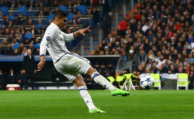 Casemiro lập siêu phẩm. Ảnh: Theguardian.