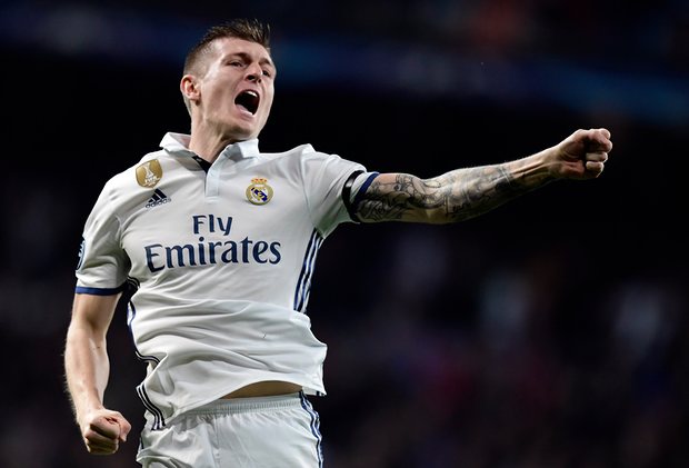Toni Kroos nâng tỷ số lên 2-1 bằng cú đá sở trường. Ảnh: Theguardian.