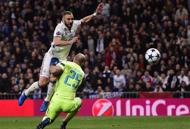 Benzema bỏ lỡ cơ hội ở cuối hiệp một. Ảnh: Theguardian.